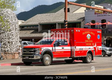 Jackson Hole, Wyoming, USA - 27 maggio 2025: Veicolo paramedico del Jackson Hole Fire and Emergency Medical Service parcheggiato nel centro di Jackson Foto Stock
