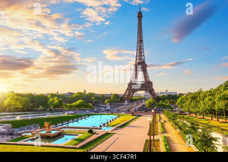 Punto di riferimento di Parigi, Torre Eiffel, vista dalla fontana del Trocadero, luce del tramonto. Foto Stock
