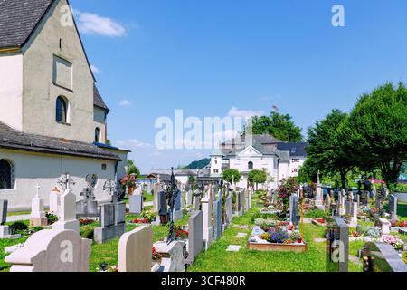 Chiesa parrocchiale dell'Abbazia di San Michele con cimitero e Chiesa Laurenziana e Castello di Mattsee a Mattsee, Salisburghese, Austria Foto Stock