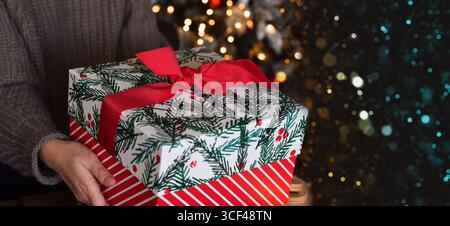 Donna che tiene in mano un grande banner Web per la confezione regalo di natale Foto Stock