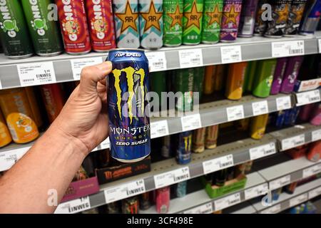 Monster Energy beve in un negozio Foto Stock