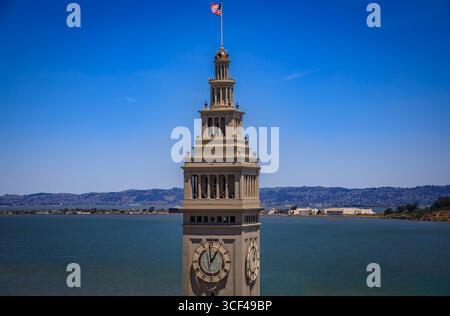 Vista aerea dello storico Ferry Building con l'iconica torre dell'orologio e le palme sul lungomare di San Francisco a San Francisco, Stati Uniti Foto Stock