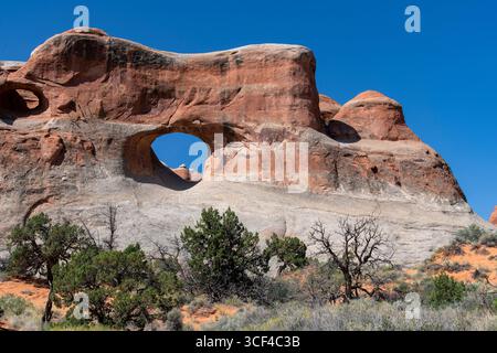 Formazione geologica di arenaria Tunnel Arch con un grande foro simile a un tunnel nel mezzo lungo il devil's Garden Trail nel quartiere devil's Garden di Arches Foto Stock