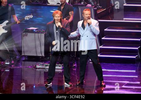 Howard Carpendale und Sasha bei der Aufzeichnung der ZDF-Musikshow Die Giovanni Zarrella Show - Eine Samstagnacht mit Howard Carpendale in der Westfalenhalle. Dortmund, 19.08.2025 *** Howard Carpendale e Sasha alla registrazione dello spettacolo musicale ZDF Die Giovanni Zarrella Show Eine Samstagnacht mit Howard Carpendale in der Westfalenhalle Dortmund, 19 08 2025 foto:XT.xSchröerx/xFuturexImagex zarrella1908 5968 Foto Stock