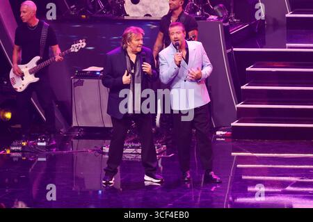 Howard Carpendale und Sasha bei der Aufzeichnung der ZDF-Musikshow Die Giovanni Zarrella Show - Eine Samstagnacht mit Howard Carpendale in der Westfalenhalle. Dortmund, 19.08.2025 *** Howard Carpendale e Sasha alla registrazione dello spettacolo musicale ZDF Die Giovanni Zarrella Show Eine Samstagnacht mit Howard Carpendale in der Westfalenhalle Dortmund, 19 08 2025 foto:XT.xSchröerx/xFuturexImagex zarrella1908 5969 Foto Stock