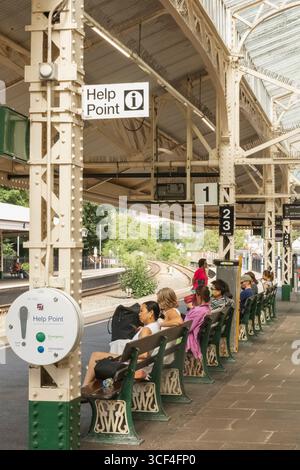 Inghilterra, Somerset, Bath, stazione ferroviaria di Bath Spa, passeggeri in attesa sul binario del treno Foto Stock