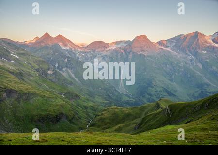 Alba sulle montagne di Hochalpenstraße, vista da "Fuscher Törl", Pinzgau, Salisburghese, Austria, Europa Foto Stock