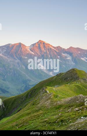 Alba sulle montagne di Hochalpenstraße, vista da "Fuscher Törl", Pinzgau, Salisburghese, Austria, Europa Foto Stock