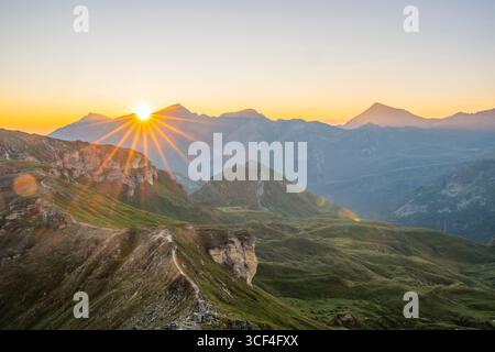 Alba sulle montagne di Hochalpenstraße, vista da "Fuscher Törl", Pinzgau, Salisburghese, Austria, Europa Foto Stock