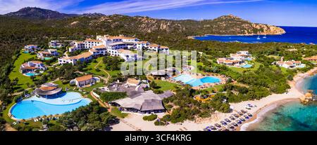 Destinazioni estive in Italia. Isola Sardegna - splendida costa di Smeraldo con splendide spiagge. Veduta aerea della spiaggia di Romazzino e dell'hotel resort Foto Stock