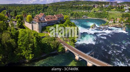 Turismo in Svizzera . Rheinfall (Cascate del Reno) la cascata più grande d'Europa a Sciaffusa , vista aerea droni del castello e del ponte di Laufen . Svizzera - GE Foto Stock