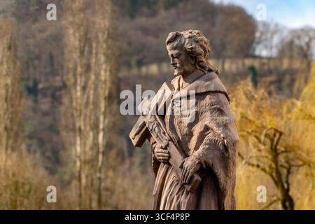 Figura di un santo di fronte alla casa del tempio. La Tempelhaus di Neckarelz, che è stata chiamata Tempelhaus dalla fine del XVI secolo, risale alla torre residenziale medievale di un castello di Johanniter (Burg Elz). La Tempelhaus è il secondo edificio più antico di Mosbach dopo il castello di Lohrbach e l'unico castello di Johanniter nel Baden-Württemberg ad essere stato conservato nella sua forma autentica. Foto Stock