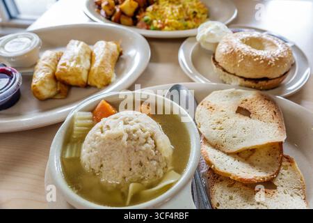 Coral Gables Miami Florida, Bagel Emporium & Grille, caffetteria ristorante, cucina ebraica, interno, tavolo a buffet con colazione, piatti ebraici, palla matzo, ecc. Foto Stock