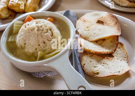 Coral Gables Miami Florida, bagel Emporium & Grille, caffetteria, ristorante, cucina ebraica, interno, zuppa di matzo, grande gnocco di palle matzo Foto Stock