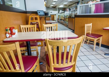 Coral Gables Miami Florida, bagel Emporium & Grille, caffetteria ristorante, cucina ebraica, interno, area pranzo informale con sedie in legno, posti a sedere imbottiti rossi Foto Stock