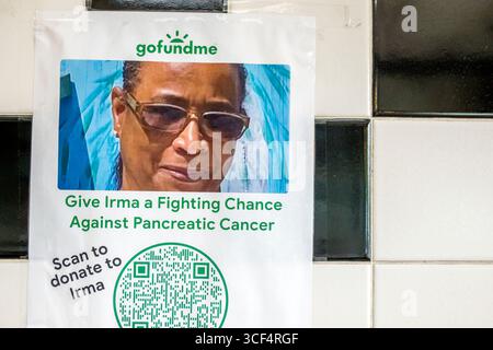 Coral Gables Miami Florida, Bagel Emporium & Grille, caffetteria, ristorante, cucina ebraica, interno, poster con cartellone sulle piastrelle, opuscolo benefico GoFundMe, codice QR Foto Stock