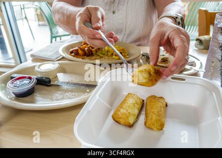 Coral Gables Miami, Florida, bagel Emporium & Grille, caffetteria, ristorante, cucina ebraica, interno, contenitore da asporto, blintze al formaggio sul piatto, adulti Foto Stock
