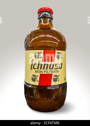 Bottiglia di birra Heineken Ichnusa della Sardegna non filtrata su sfondo grigio Foto Stock