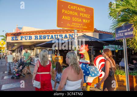 Miami Florida, quartiere Little Havana, 8th Street Calle Ocho, Viernes Culturales, venerdì culturale, evento mensile, ispanico cubano, ristorante El Pub escluso Foto Stock