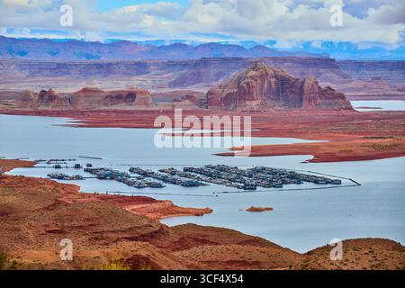 Porticciolo del lago Powell con Houseboat e Red Rock Formations Aerial Foto Stock
