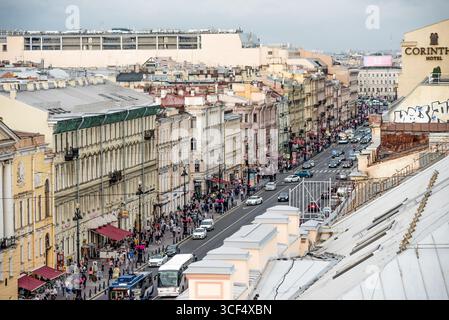 San Pietroburgo, Russia, 25 luglio 2019, Vista di ampi viali strade e tetti dall'alto Foto Stock