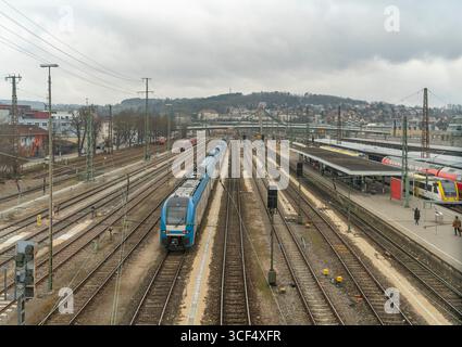 Paesaggio ferroviario ad alto angolo visto a Ulma, una città in uno stato chiamato Baden-Wuerttemberg nel sud-ovest della Germania Foto Stock