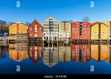 Vista delle case colorate sul fiume Nidelva nella città di Trondheim in Norvegia. Foto Stock