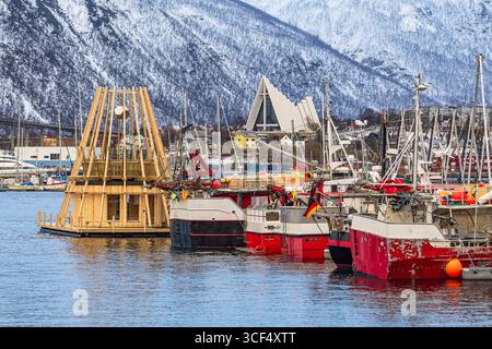 Porto e Cattedrale dell'Oceano Artico nella città di Tromso in Norvegia. Foto Stock
