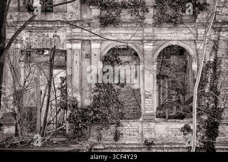 vecchie rovine fatiscenti di una villa Foto Stock