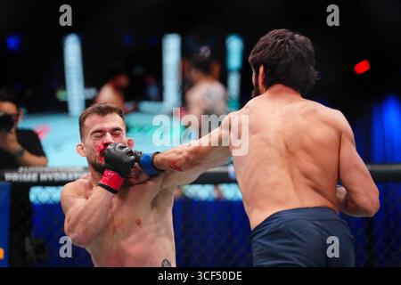 19 agosto 2025, Las Vegas, Nevada, Las Vegas, NV, Stati Uniti: Manuel Exposito e Jose Delano si incontrano nell'ottagono per un incontro di 3 round a UFC Apex per UFC - DWCS - Dana White Contender Series EP. 2 il 19 agosto 2025 a Las Vegas, Nevada, Stati Uniti. (Foto di Louis Grasse/PxImages) (immagine di credito: © Louis Grasse/PX Imagens via ZUMA Press Wire) SOLO PER USO EDITORIALE! Non per USO commerciale! Foto Stock