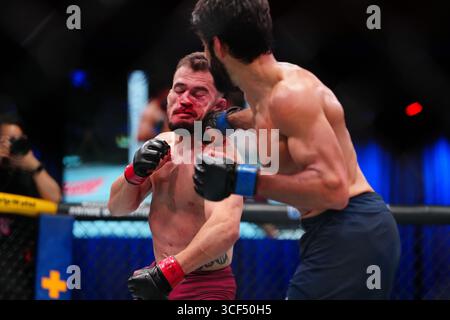 19 agosto 2025, Las Vegas, Nevada, Las Vegas, NV, Stati Uniti: Manuel Exposito e Jose Delano si incontrano nell'ottagono per un incontro di 3 round a UFC Apex per UFC - DWCS - Dana White Contender Series EP. 2 il 19 agosto 2025 a Las Vegas, Nevada, Stati Uniti. (Foto di Louis Grasse/PxImages) (immagine di credito: © Louis Grasse/PX Imagens via ZUMA Press Wire) SOLO PER USO EDITORIALE! Non per USO commerciale! Foto Stock