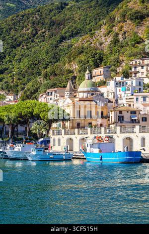 Vista di Cetara sulla Costiera Amalfitana in Italia. Foto Stock