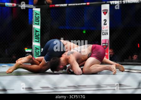 19 agosto 2025, Las Vegas, Nevada, Las Vegas, NV, Stati Uniti: Manuel Exposito e Jose Delano si incontrano nell'ottagono per un incontro di 3 round a UFC Apex per UFC - DWCS - Dana White Contender Series EP. 2 il 19 agosto 2025 a Las Vegas, Nevada, Stati Uniti. (Foto di Louis Grasse/PxImages) (immagine di credito: © Louis Grasse/PX Imagens via ZUMA Press Wire) SOLO PER USO EDITORIALE! Non per USO commerciale! Foto Stock