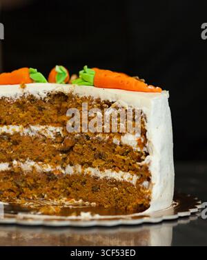 Torta di carote con glassa di formaggio cremoso e un po' di carote sulla parte superiore Foto Stock