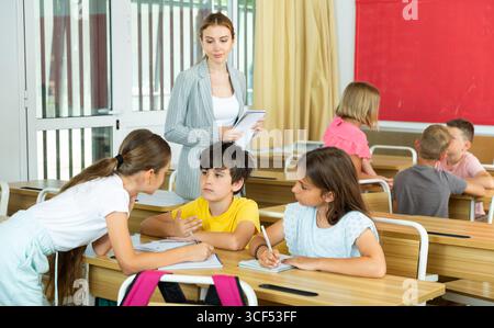 Studenti che svolgono compiti di squadra Foto Stock
