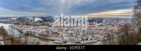 Vista di Passau in Baviera al tramonto in inverno. Foto Stock