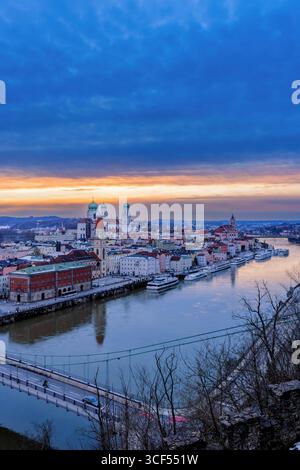 Vista di Passau in Baviera al tramonto in inverno. Foto Stock