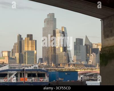 Londra, Regno Unito – 20 agosto 2025: Meteo Regno Unito. Lo skyline di Londra è visibile durante un tramonto estivo, incorniciato da un cielo azzurro limpido con morbide nuvole bianche che volano sopra la città. Crediti: Xiu Bao/Alamy Live News. Foto Stock