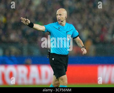Basilea, Svizzera. 20 agosto 2025. L'arbitro ANTHONY TAYLOR durante la partita di playoff della UEFA Champions League tra il Basilea 1893 e il Copenaghen il 20 agosto 2025 a Basilea, in Svizzera. La partita terminò con un pareggio di 1-1. (Credit Image: © Scott Coleman/ZUMA Press Wire) SOLO PER USO EDITORIALE! Non per USO commerciale! Foto Stock