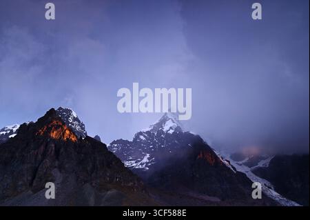 Tramonto sul monte Ausangate nella catena montuosa di Vilcanota. Pacchanta, Cusco, Perù Foto Stock