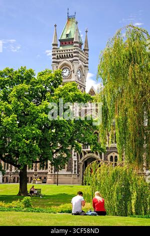 Vista del campus che mostra la University Clock Tower, l'Università di Otago, Dunedin, Otago, South Island, nuova Zelanda Foto Stock