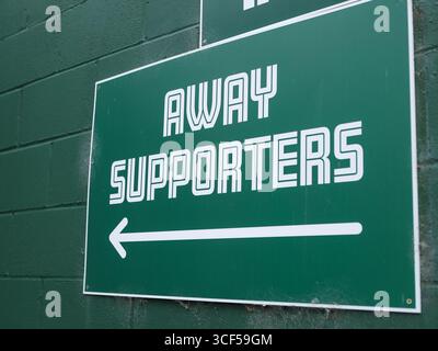 Yeovil, Regno Unito. 20 agosto 2025. Una visione generale dei tifosi in trasferta firmano fuori dal terreno prima della partita tra Yeovil Town e Brackley Town nella Enterprise National League a Huish Park. Crediti: Mitch Davidson/Alamy Live News Foto Stock