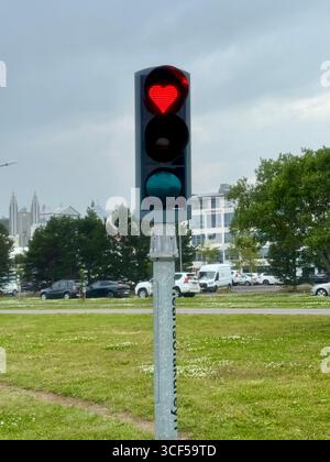 Una delle famose luci a cuore di Akureyri. Questa è la luce del "selfie", posizionata fuori dalla strada per non distrarre il traffico quando si scattano foto. Foto Stock
