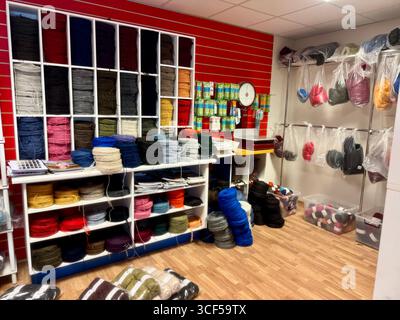Filato di lana di pecora islandese in un negozio di abbigliamento e maglia di proprietà locale. Foto Stock
