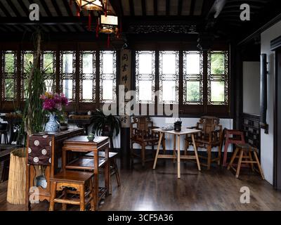 Yun Shui tradizionale casa da tè cinese, ristorante interno nel giardino cinese LAN su a Portland, Oregon, Stati Uniti. Foto Stock