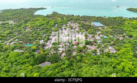 Splendida vista aerea dell'area residenziale sull'isola di Rosario, caratterizzata da vegetazione lussureggiante e acque turchesi a Cartagena, Colombia. Foto Stock