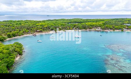 Splendida vista aerea dell'isola di Rosario, che mostra le acque turchesi, la vegetazione lussureggiante e le barche ancorate a Cartagena, Bolivar, Colombia. Foto Stock