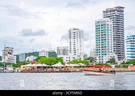 Una vista panoramica sul lungomare di Cartagena, caratterizzata da edifici e barche moderni, che mostrano la vibrante atmosfera della Colombia. Foto Stock