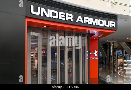 ABU DHABI - 20 settembre: Vetrina del negozio sportivo Under Armour presso il centro commerciale il 20 settembre. 2024 ad Abu Dhabi, Emirati Arabi Uniti Foto Stock