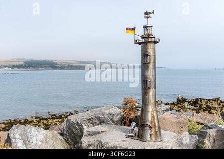 Stonehaven Bay, Aberdeenshire, Scozia, Regno Unito - 17 agosto 2025: Faro di Stonehaven Bay sculture in acciaio inossidabile a Stonehaven, Aberdeenshire, Scozia Foto Stock